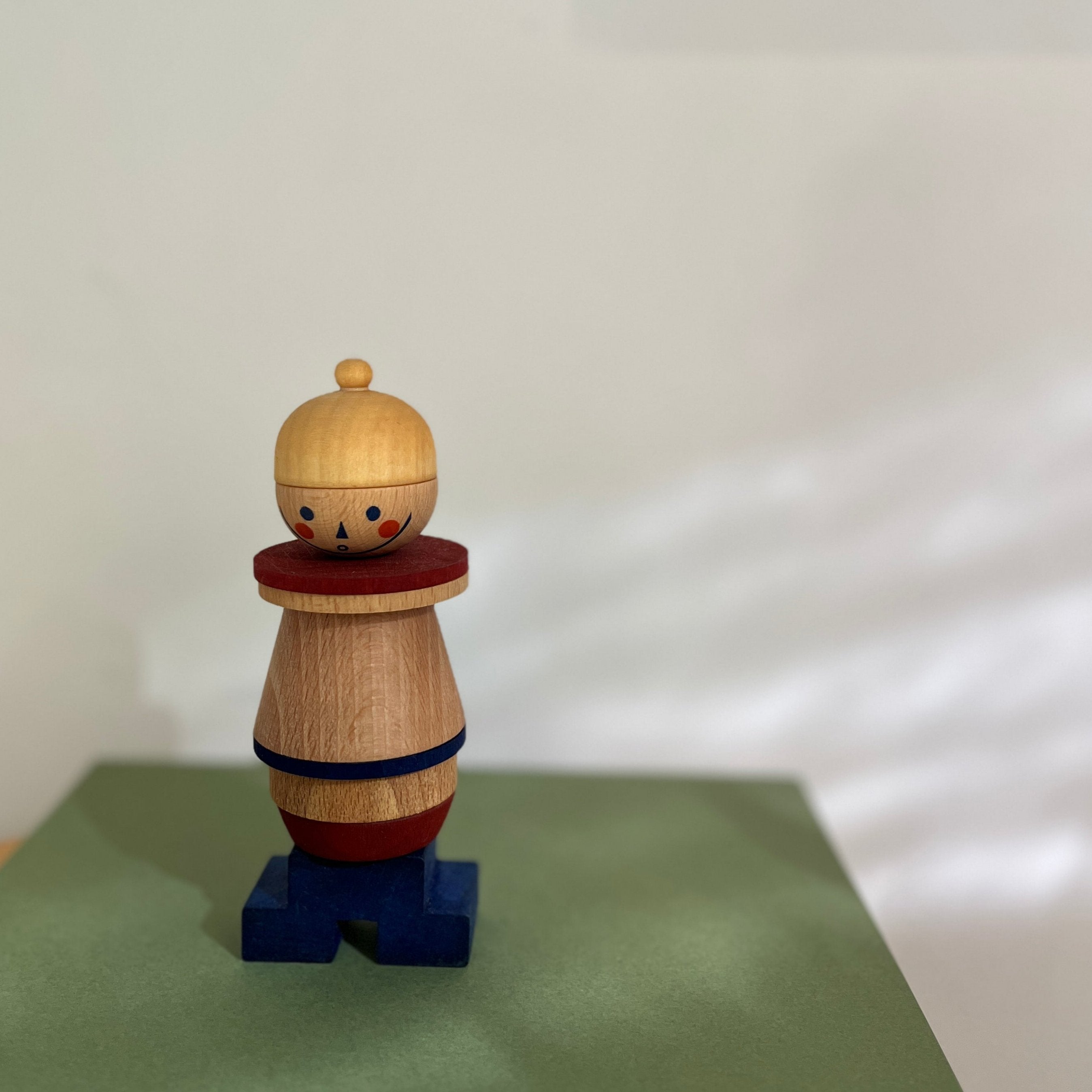 Wooden stacking toy blue + red