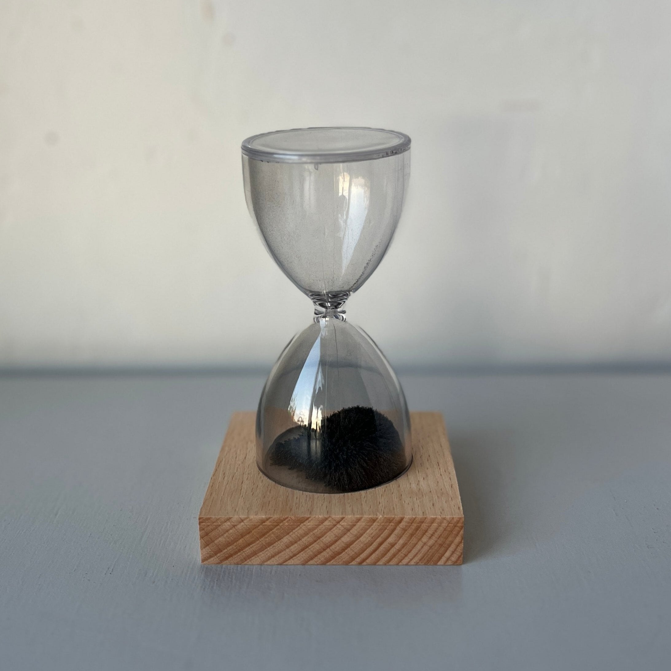 Magnetic hour glass