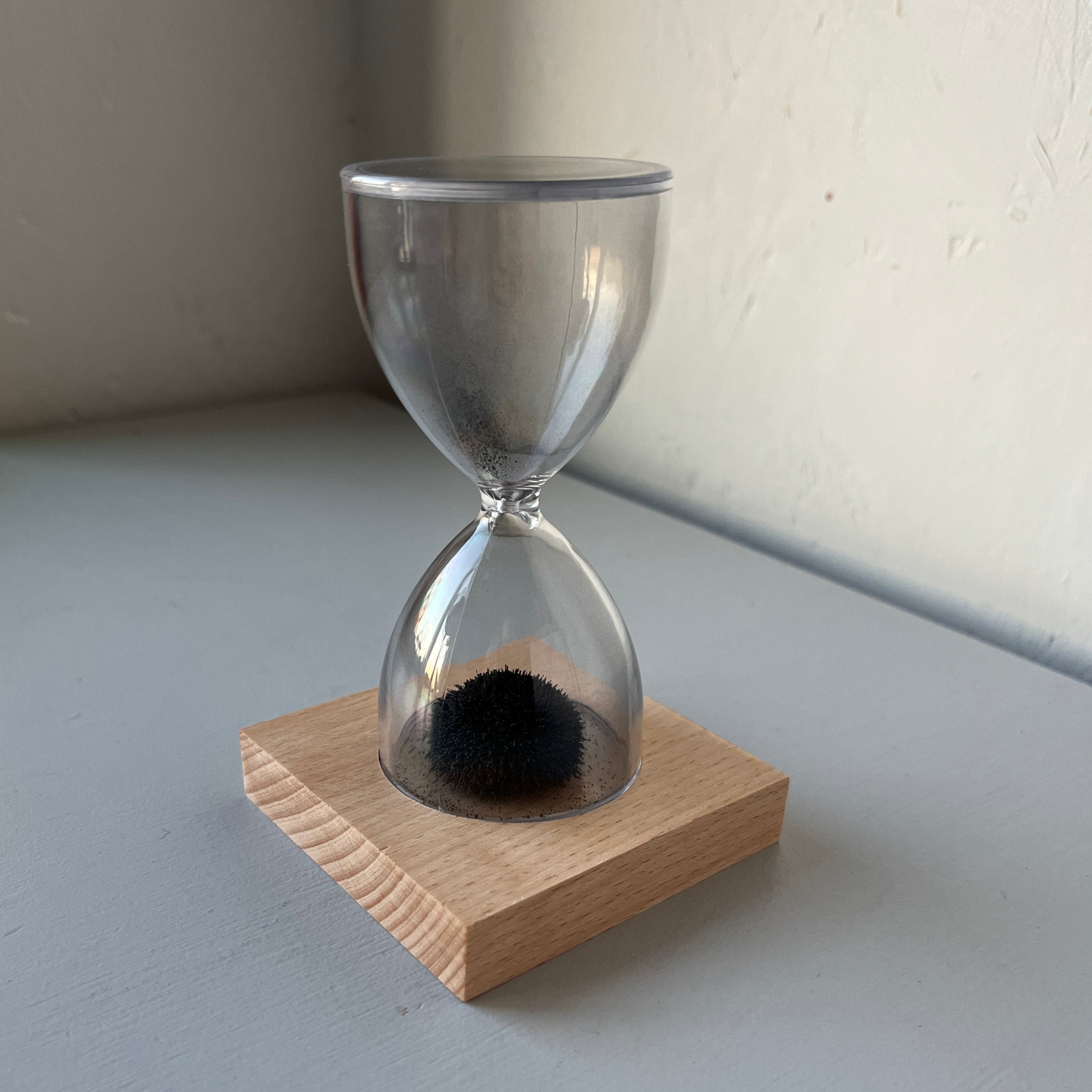 Magnetic hour glass