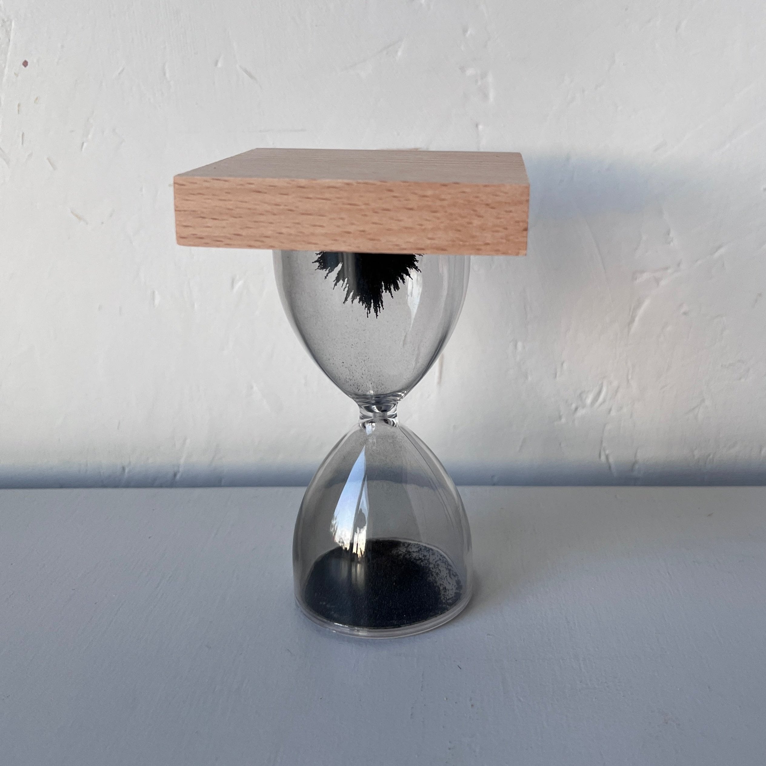 Magnetic hour glass