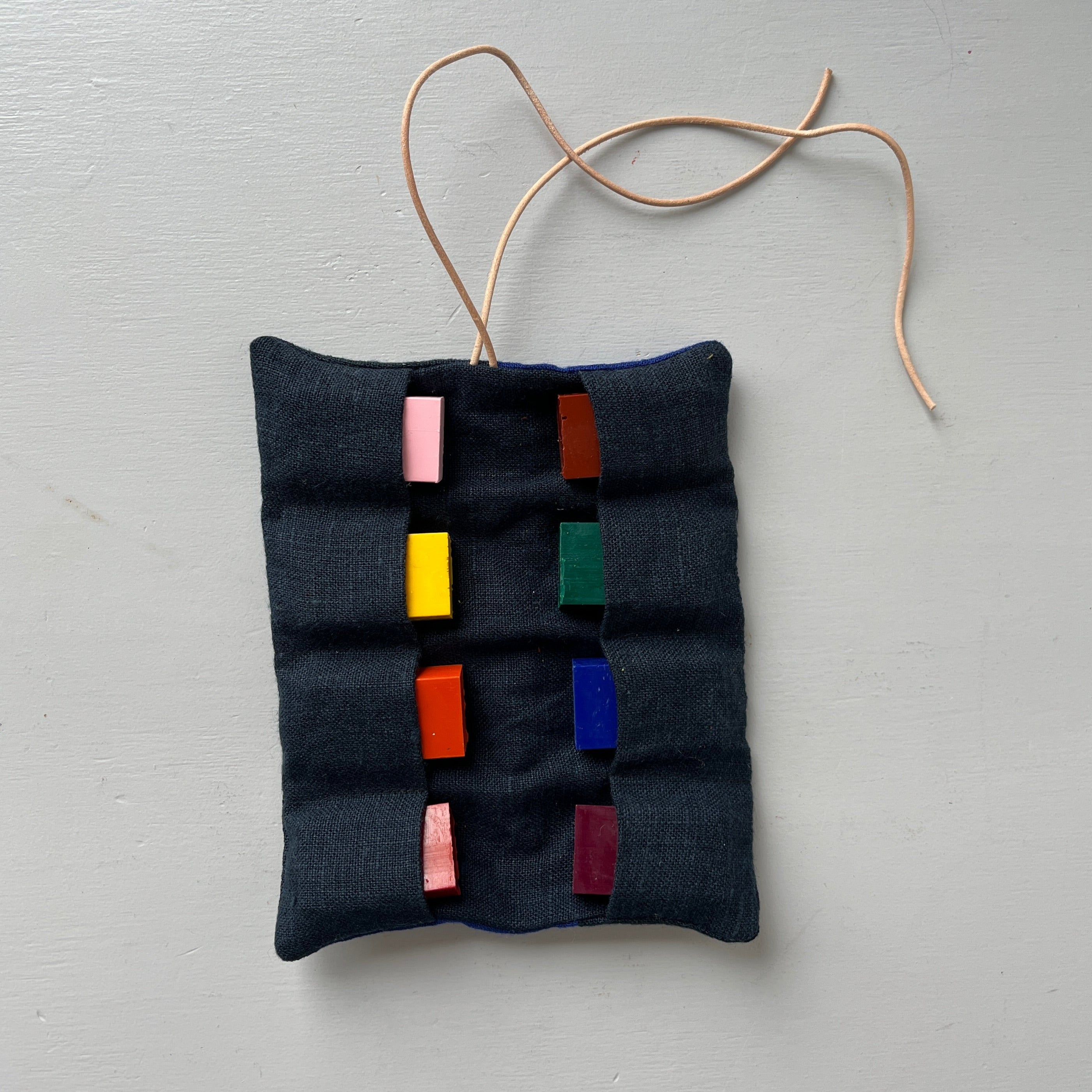 Linen patchwork case with block crayons Dark blue