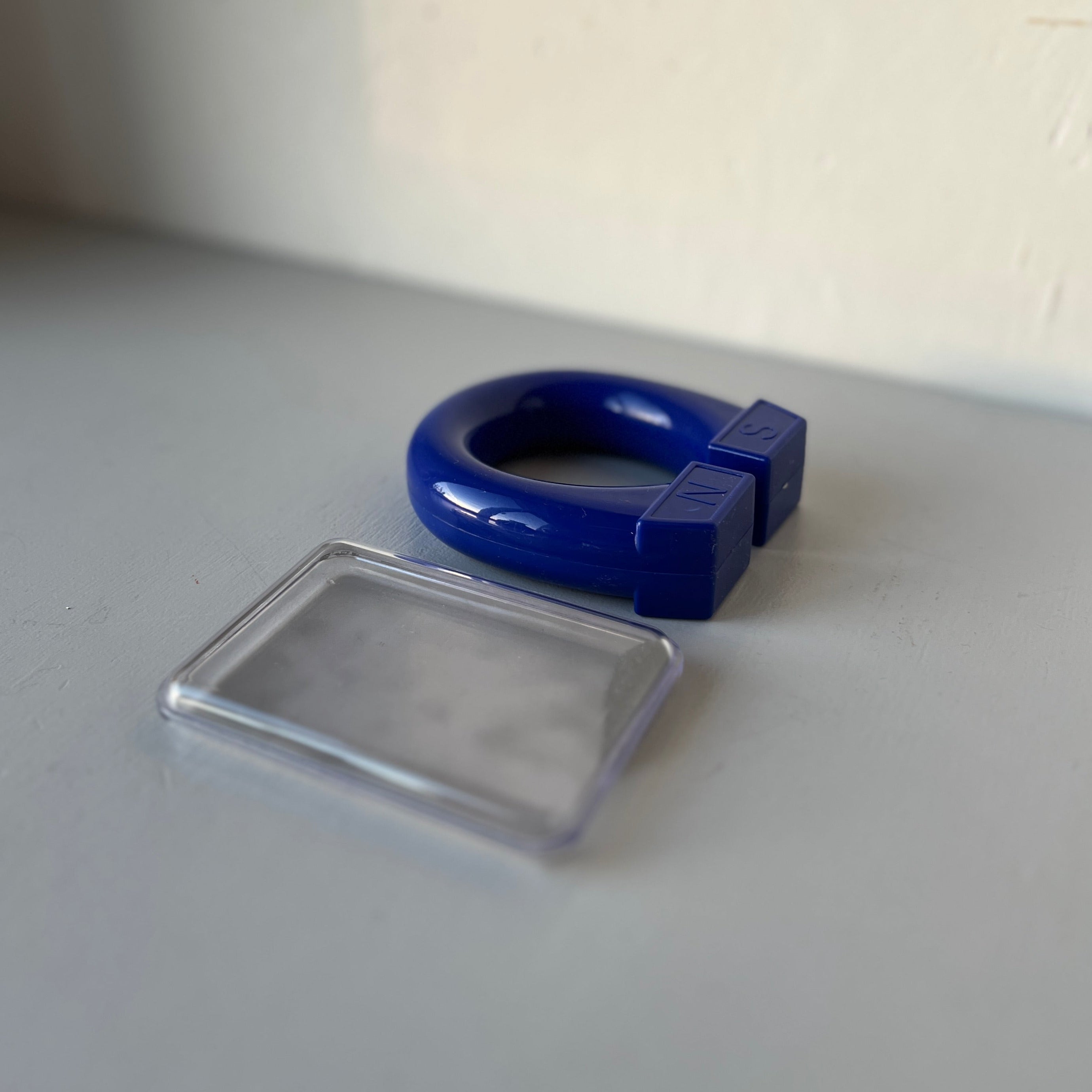 Magnetic wonder box + big magnet