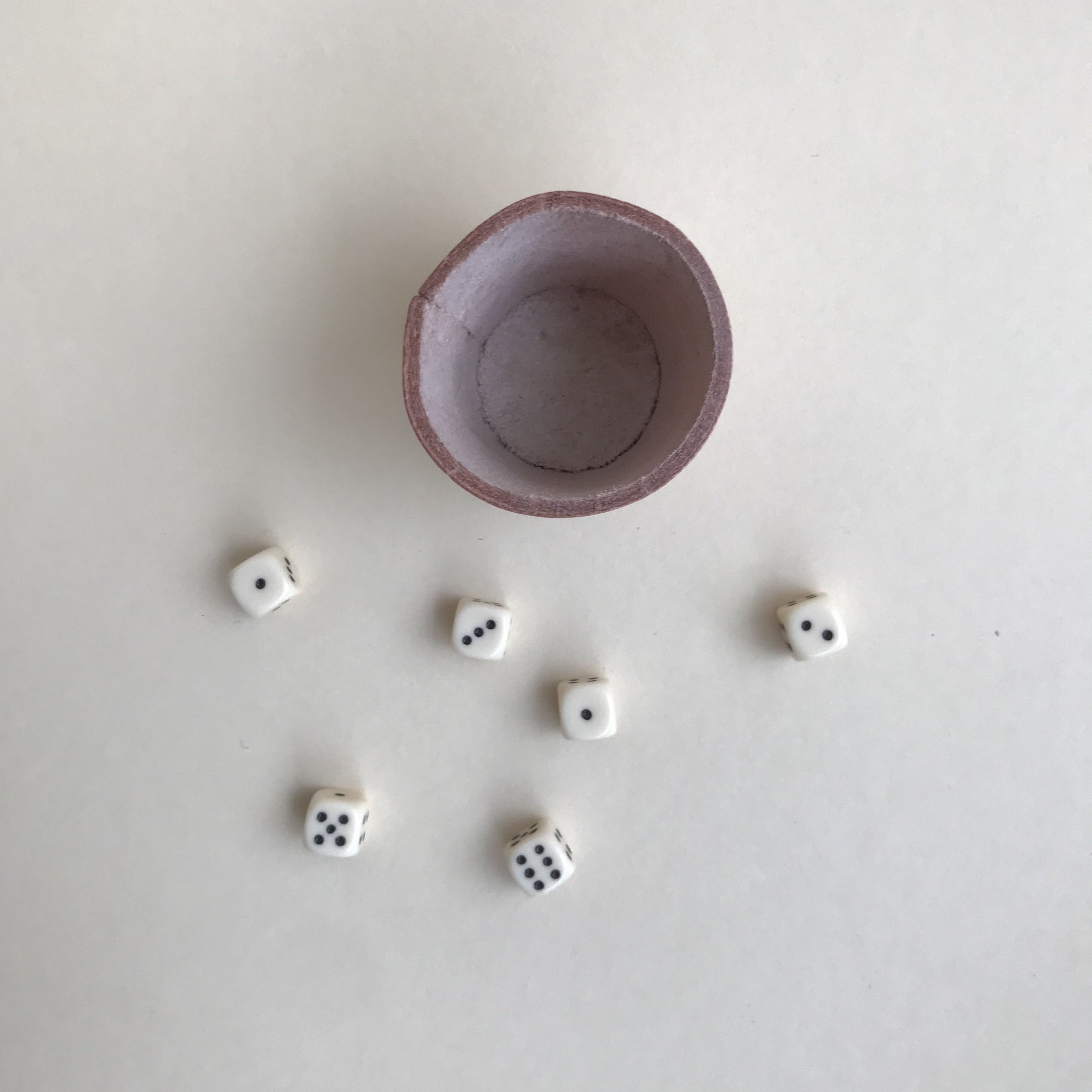 Small leather cup with 6 dices