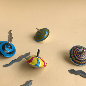 Spinning top with moving snakes