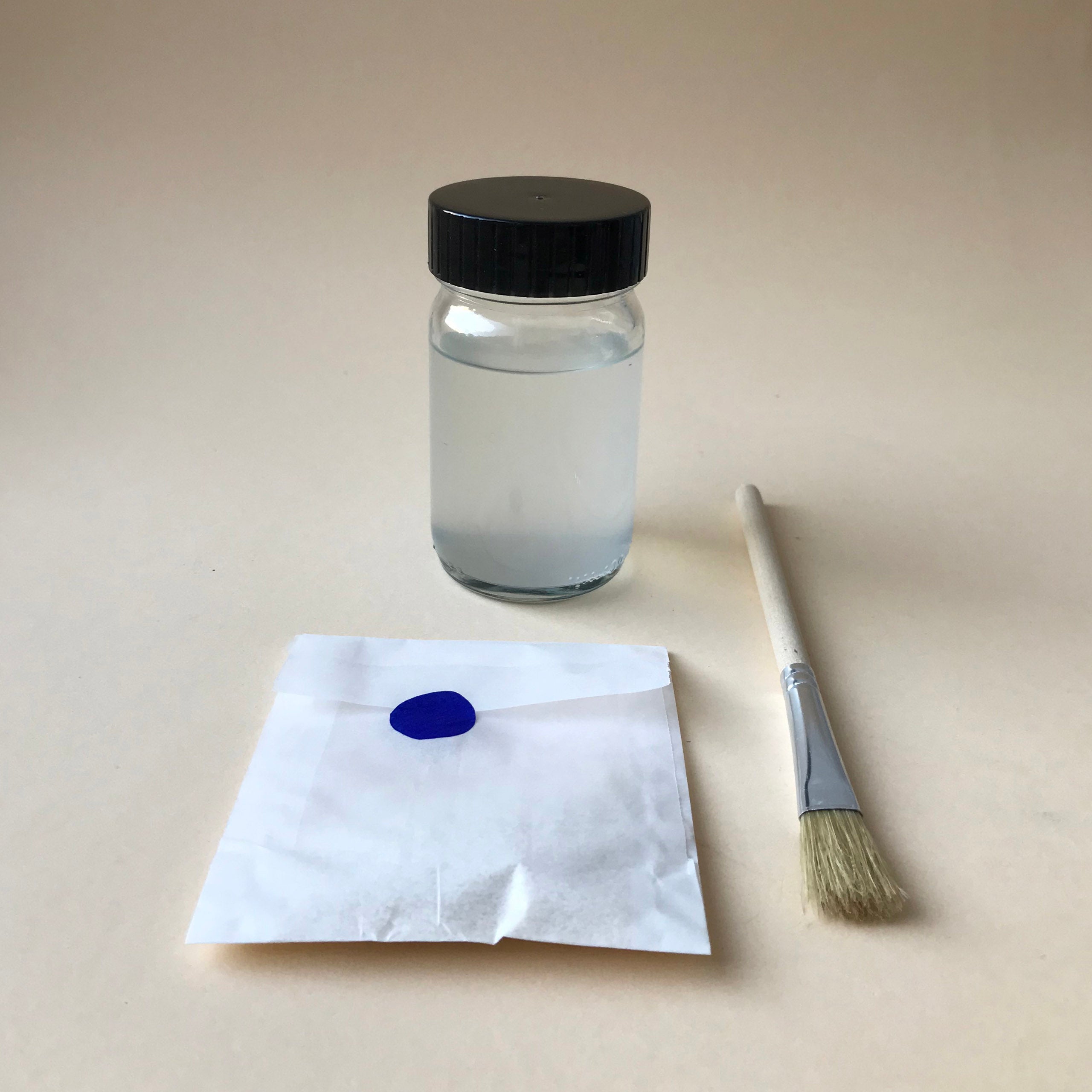 Glass jarr with glue + refill powder + glue brush